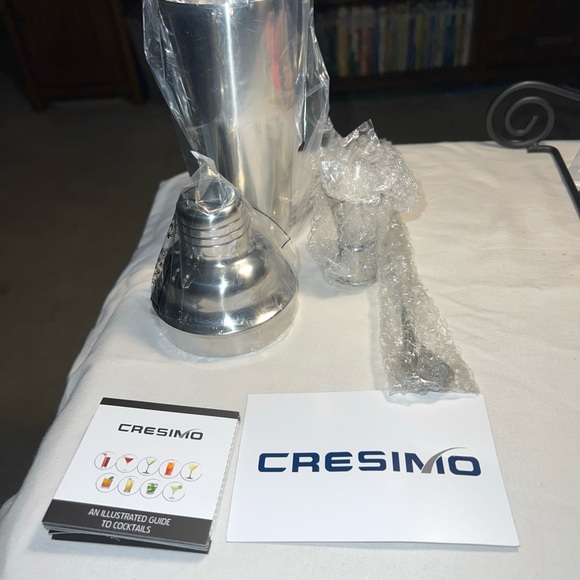Cresimo 24 Oz. Stainless Steel Cocktail Shaker w/built-in strainer 3 Pce Set New - Picture 2 of 16